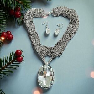 Elegant Silver Necklace and Earring Set the necklace has a good weight